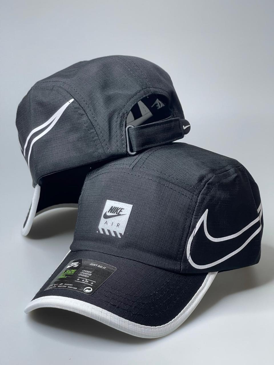 Boné Nike Air preto com logo Swoosh branco, aba curva e detalhes em branco, estilo esportivo.