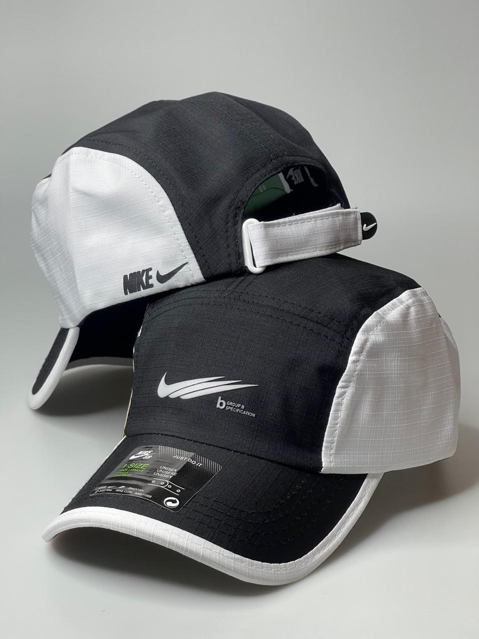 Boné Nike preto e branco com logo, estilo esportivo, aba curva, ajuste traseiro.