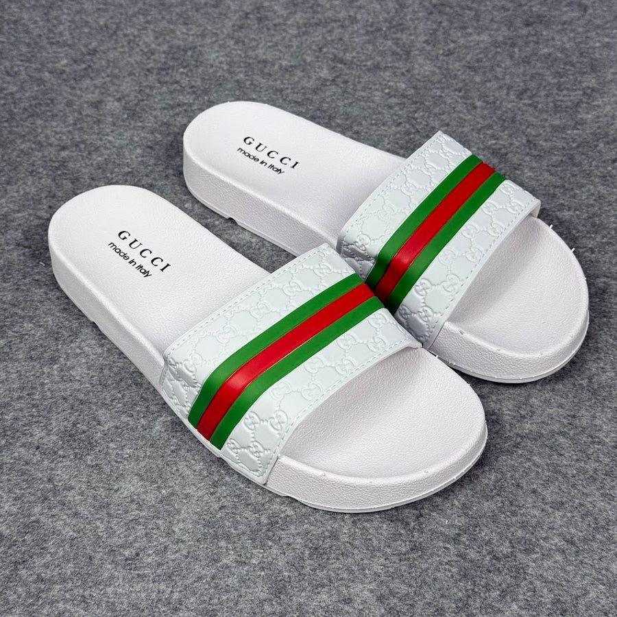 Chinelo Gucci branco com faixa verde e vermelha sobre fundo cinza