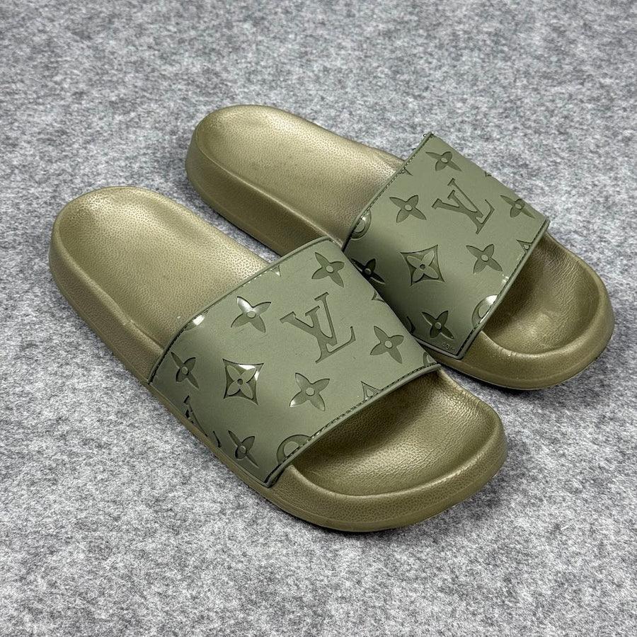Chinelo Louis Vuitton verde oliva monograma sobre fundo cinza