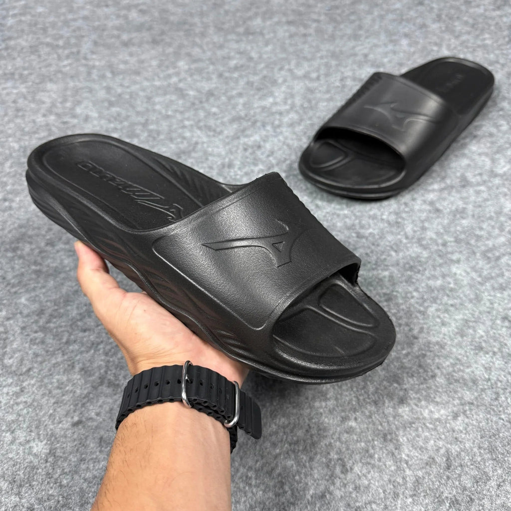 Chinelo slide Mizuno preto emborrachado, logomarca em relevo, fundo cinza