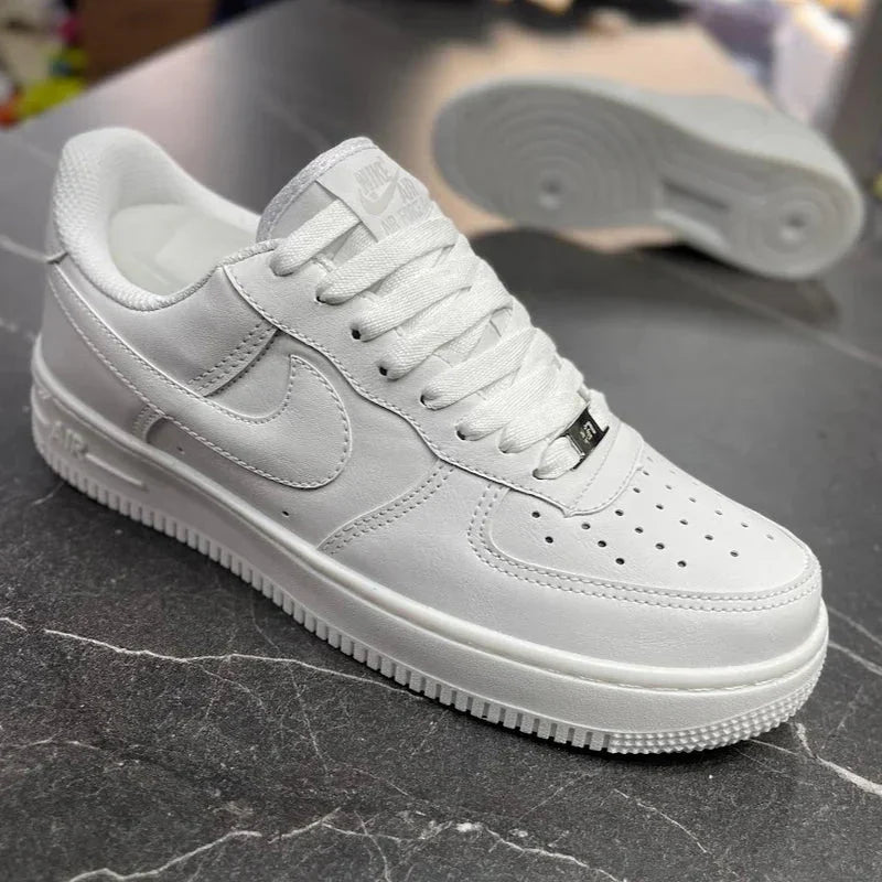 Tênis Nike Air Force 1 branco em couro sobre bancada de pedra escura, calçado esportivo clássico