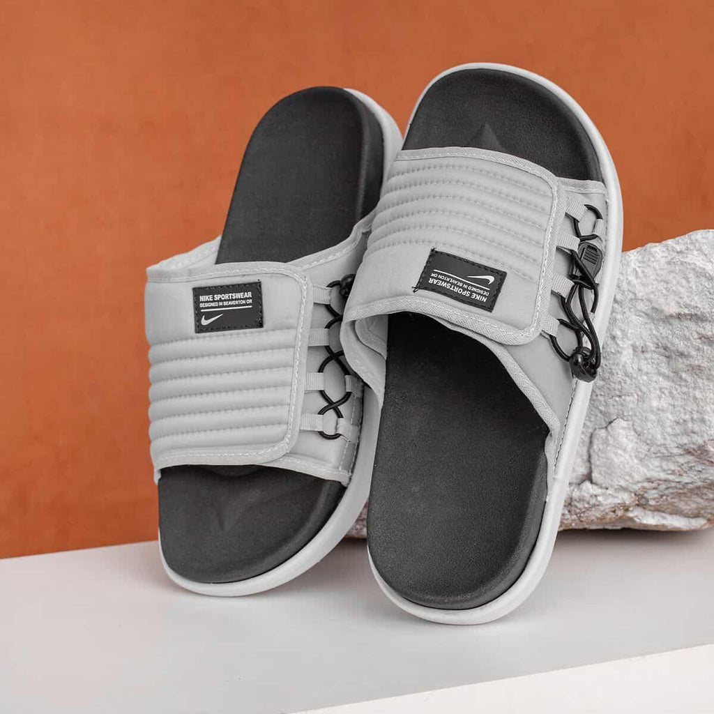 Chinelo Nike Asuna 2 masculino cinza, tiras acolchoadas e detalhe com corda, fundo laranja.