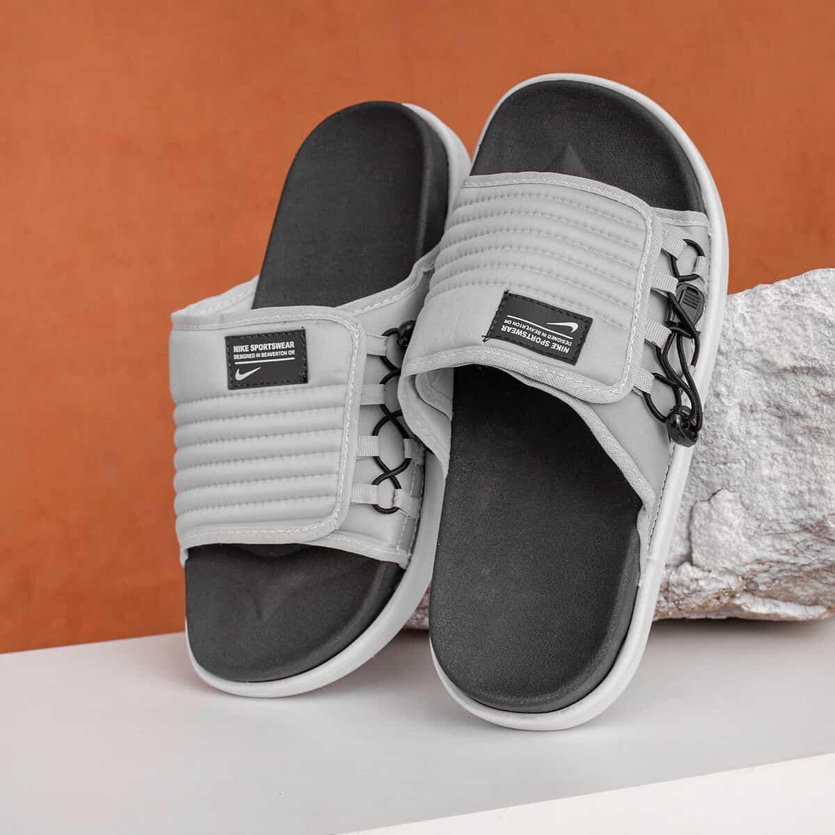 Chinelo Nike Asuna 2 masculino cinza, tiras acolchoadas e detalhe com corda, fundo laranja.